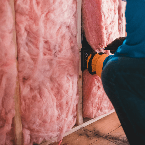 Rosa farbener Vollwärmeschutz in Wand-Struktur